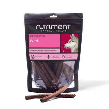 Schwarze Verpackung Nutriment Natural Treats Gourmet-Sticks „Wild“ (1 kg) mit Husky-Abbildung, sichtbaren Kausticks und zwei Sticks davor.