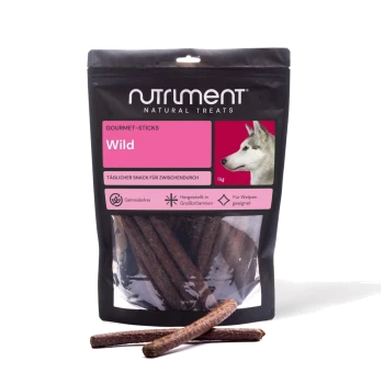 Schwarze Verpackung Nutriment Natural Treats Gourmet-Sticks „Wild“ (1 kg) mit Husky-Abbildung, sichtbaren Kausticks und zwei Sticks davor.