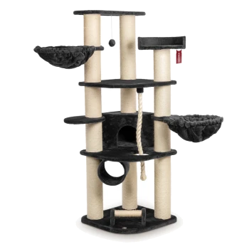 Ein mehrstöckiger Katzenbaum in Schwarz und Beige, mit Kratzpfosten, hängenden Spielzeugen und gemütlichen Stoffplätzen für Katzen.