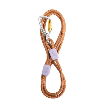 Eine strapazierfähige orange Haustierleine mit einem silbernen Karabiner und lila Gummigriffen, beschriftet mit "Woolly Wolf."