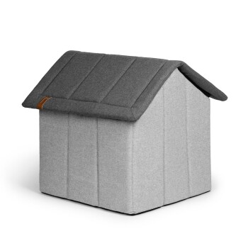 Grau Stoff-Hundehütte mit einem dunkelgrauen Dach und einem braunen Lederetikett, entworfen für kleine Haustiere.
