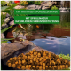 Fischfutterpellets, die vor einem Teich präsentiert werden, mit Text, der wichtige Spurenelemente und Spirulina zur Farbverbesserung hervorhebt.