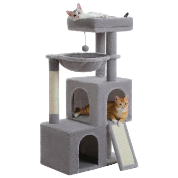 Zwei Katzen liegen auf einem mehrstufigen grauen Kratzbaum mit hängendem Ballspielzeug und Kratzrampe.