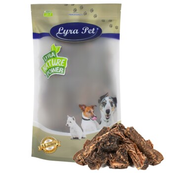 Lyra Pet Nature Power Hundeleckerlis Verpackung mit einem beigen Beutel, der Bilder eines Hundes, einer Katze und eines kleinen Hundes zeigt, neben einem Haufen Leckerlis.