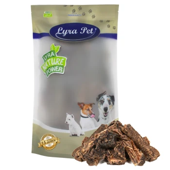 Lyra Pet Nature Power Hundeleckerlis Verpackung mit einem beigen Beutel, der Bilder eines Hundes, einer Katze und eines kleinen Hundes zeigt, neben einem Haufen Leckerlis.