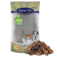 Lyra Pet Nature Power Hundeleckerlis Verpackung mit einem beigen Beutel, der Bilder eines Hundes, einer Katze und eines kleinen Hundes zeigt, neben einem Haufen Leckerlis.