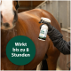 Eine Person in einem schwarzen Handschuh hält eine Sprühflasche mit der Aufschrift "Allergen- und MückenSpray" in der Nähe eines braunen Pferdes, mit dem Hinweis "Wirkt bis zu 8 Stunden."