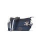 Navyblaue Haustiertragetasche mit einem gestreiften Tragegurt, mit einer Fronttasche und einem Charm mit einer Schleife und einer Glocke.
