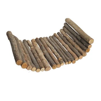 Eine gebogene Anordnung von natürlichen Holzstöcken, die in Dicke und Farbe variieren, als Kauspielzeug oder Kletterstruktur für Haustiere gestaltet.