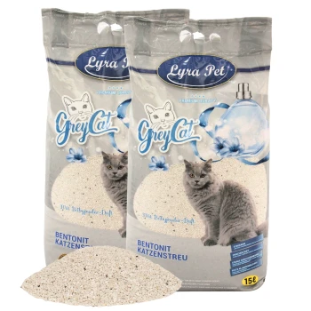 Zwei Tüten Lyra Pet Grey Cat Bentonit Katzenstreu, mit einer grauen Katze auf der Vorderseite und einem Babypuderduft, mit einem Haufen Streu davor.