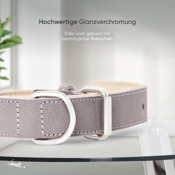 Grauer Lederhundehalsband auf einem Holztisch mit Text über umweltfreundliche Produktion und zertifizierte Gerbereien.