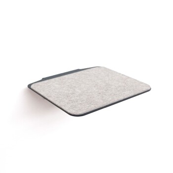 Grau gefilzte Haustierbettmatte mit schwarzem Rand, entworfen für Komfort und Stil.