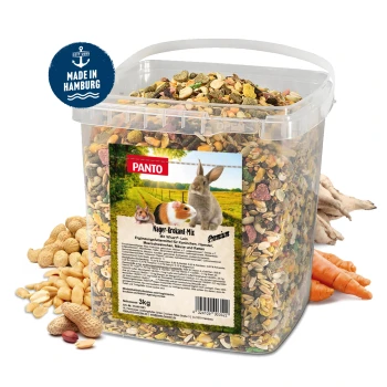 Ein 3 kg klarer Behälter mit buntem Haustierfutter-Mix für kleine Tiere, beschriftet "PANTO Nager-Krokant-Mix", mit Erdnüssen und Karotten.