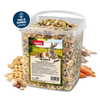 Ein 3 kg klarer Behälter mit buntem Haustierfutter-Mix für kleine Tiere, beschriftet "PANTO Nager-Krokant-Mix", mit Erdnüssen und Karotten.