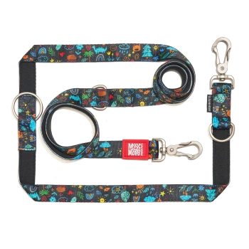 Schwarze Hundeleine mit buntem Doodle-Muster, Metallclips und -ringen, rotem Anhänger mit der Aufschrift Mox & Molly und kleinem Anhänger mit der Aufschrift URBAN PETS.