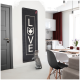 Eine graue Katze steht auf ihren Hinterbeinen neben einer schwarzen Matte mit "LOVE" und einer Katzensilhouette in einer modernen Küche.