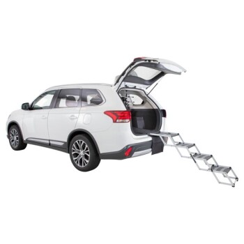 Ein weißer SUV mit offenem Heck und einer faltbaren Aluminium-Haustierrampe, die von hinten herausragt, bereit für den Zugang für Haustiere.