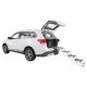 Ein weißer SUV mit offenem Heck und einer faltbaren Aluminium-Haustierrampe, die von hinten herausragt, bereit für den Zugang für Haustiere.