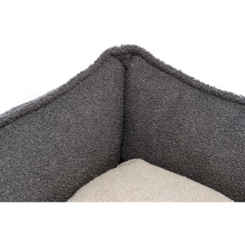 Graue Haustierbett-Ecke mit weichem, plüschigem Stoff und einem cremefarbenen Innenraum.