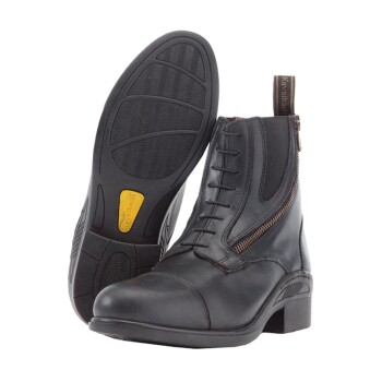Schwarze Reitstiefel mit seitlichem Reißverschluss und Schnürsenkeln, mit einer strukturierten Gummisohle und einer Zuglasche für einfaches Anziehen.