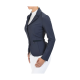Eine Frau in einer taillierten marineblauen Reitjacke mit weißem Kragen, im Profil gezeigt. Die Jacke hat ein dezentes Design und eine Tasche.