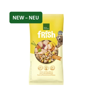 Gelber Real Nature Frish Senior Hundefutterbeutel mit NEW–NEU-Aufkleber und einer Schale mit Huhn, Kartoffel und Karotte.