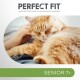 Eine Person, die sanft eine entspannte orangefarbene getigerte Katze auf ihrem Schoß streichelt, mit dem Text 'PERFECT FIT™' und 'SENIOR 7+' deutlich sichtbar.