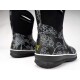 Schwarze, blumenmusterte Haustierstiefel mit einer weißen Sohle und gelbem Logo, die ein stilvolles Design für den Außenbereich zeigen.