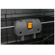 Gros plan sur un mécanisme de verrouillage gris avec un bouton orange, attaché à une cage pour animaux en fil noir.