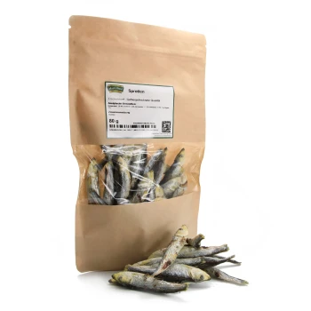 Getrocknete Fischsnacks für Haustiere in einer transparenten Tüte, mit der Aufschrift "Sprotten", 80 g schwer, mit sichtbaren Nährwertinformationen.