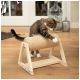 Eine verspielte getigerte Katze, die an einem Holzkratzbaum mit Seiloberfläche kratzt, in einer gemütlichen Innenumgebung.