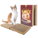 Orange-weiße Katze sitzt auf einem Kartonkratzbrett neben einem buchförmigen Katzenkratzbrett mit der Aufschrift "Das Leben der Katze."