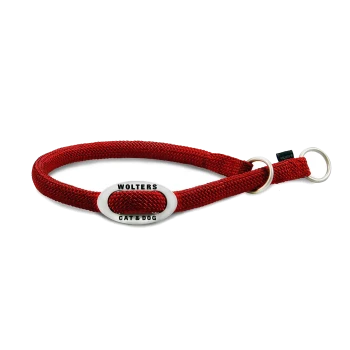 Rotes geflochtenes Haustierhalsband mit silberner ovaler Plakette mit der Aufschrift „WOLTERS CAT & DOG“ und Metallringen auf weißem Hintergrund.