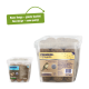 Zwei transparente Behälter mit Vogelfutter, einer größer mit "PREMIERE. Ich liebe meinen Garten. Mehlwürmern Knödel" und ein kleinerer mit der Aufschrift "PROTEIN KNÖDEL."