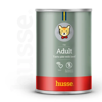 Katzenfutterdose mit einer grauen Dose mit einem Katzenlogo, beschriftet mit "Adult Tasty pâté mit Rindfleisch," das Taurin und keine künstlichen Aromen hervorhebt.