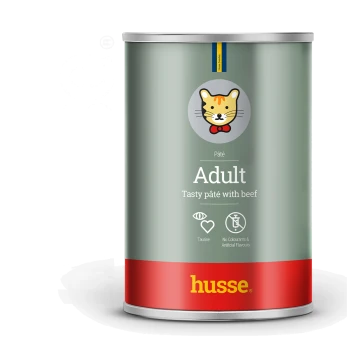 Katzenfutterdose mit einer grauen Dose mit einem Katzenlogo, beschriftet mit "Adult Tasty pâté mit Rindfleisch," das Taurin und keine künstlichen Aromen hervorhebt.