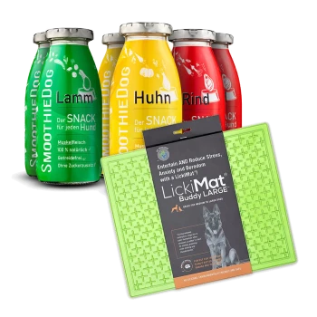 Vier bunte Smoothie-Flaschen mit der Aufschrift 'SmoothieDog' in grün (Lamm), gelb (Huhn) und rot, neben einer grünen LickiMat Buddy LARGE für Hunde.