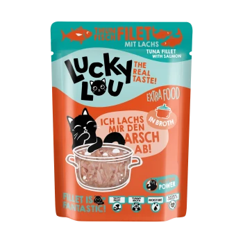 Beutel mit Lucky Lou Thunfischfilet mit Lachs, mit einer verspielten Grafik einer schwarzen Katze, Text auf Deutsch und Aussagen wie "Protein Power" und "Leckere Brühe."