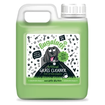 Grüner Behälter des Bugalugs Artificial Grass Cleaner mit Hundeillustration und Text „Frischer Schnittgrasduft“ und „Reicht für bis zu 10 Liter.“