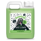 Grüner Behälter des Bugalugs Artificial Grass Cleaner mit Hundeillustration und Text „Frischer Schnittgrasduft“ und „Reicht für bis zu 10 Liter.“