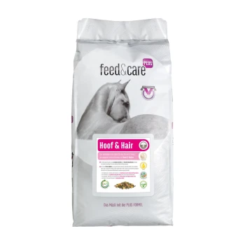 Eine Tasche mit Pferdefutter, beschriftet mit "Hoof & Hair" von der Marke "feed&care PLUS", mit einem Bild eines grauen Pferdes und Nährwertinformationen.