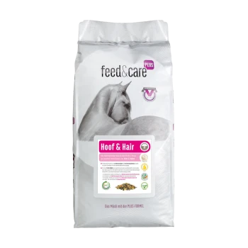 Eine Tasche mit Pferdefutter, beschriftet mit "Hoof & Hair" von der Marke "feed&care PLUS", mit einem Bild eines grauen Pferdes und Nährwertinformationen.