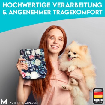 Eine Frau hält eine florale Haustierwindel und einen flauschigen Pomeranian, der Qualität und Komfort hervorhebt.