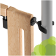 Nahaufnahme eines Holz-Haustiergitteranschlusses mit einem schwarzen Feststellknopf und einem silbernen Stab, mit grünen runden Akzenten im Hintergrund.