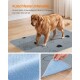 Golden Retriever auf einer grauen Matte mit Pfotenmuster; sichtbarer Text 'Rutschfeste Unterseite' und Nahaufnahmen der blauen, rutschfesten Gummistopper der Unterseite.