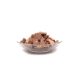 Eine Glasschüssel, gefüllt mit Stücken von braunem Tierfutter, vor einem weißen Hintergrund.