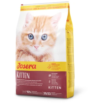 Eine Tüte Josera Kittenfutter mit einem flauschigen orangefarbenen Kätzchen. Höhepunkte: "Leicht verdaulich," "92% tierische Zutaten," und "35/22" Protein/Fett.