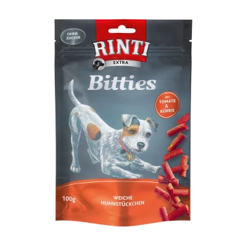 Rinti Bitties Hundeleckerlis Verpackung, mit einer verspielten Hundillustration, mit dem Text "Weiche Huhnstückchen" und "mit Tomate & Kürbis."