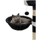 Eine graue Katze ruht sich bequem in einer runden, plüschigen schwarzen Hängematte aus, die an einem Katzenbaum befestigt ist, mit einem hängenden Spielzeug in der Nähe.