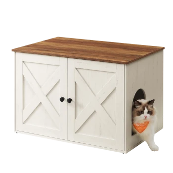 Weißes hölzernes Haustierhaus mit Scheunentüren und einer Katze mit orangefarbener Bandana, die aus einem Seiteneingang herausschaut.